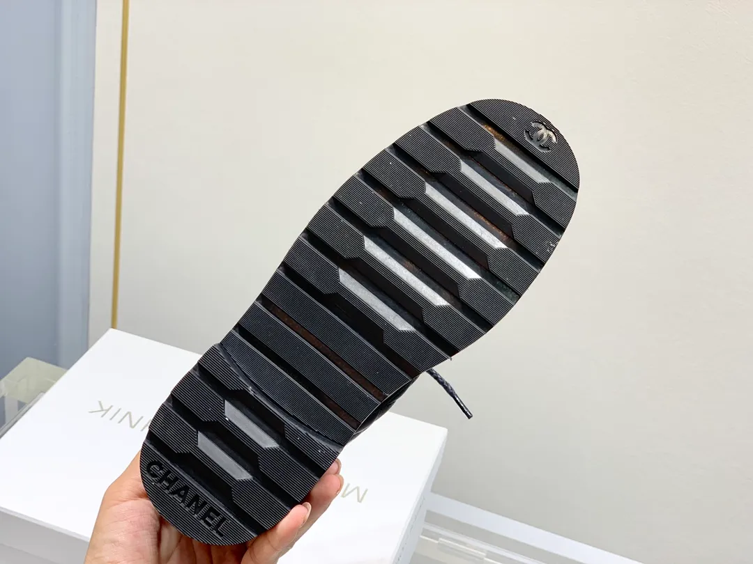 👟👟Ex-factory price 560👟👟 Chanel fw21 new arrival~ Xiaoxiang's 2023 autumn and winter heavy industry popular rhombus short boots 🔥 The classic boot style in 2020, 20 models are made of matte wrinkled cowhide ⚠️2023 new style. Both black and white colors use two kinds of leather: pure sheepskin and bright wrinkled cowhide!  Classic rhombus elements and chain elements are intertwined, full of details! The shoe style is Xiaoxiang’s most classic motorcycle boots. The shape is three-dimensional and full, and it is very handsome! Custom water-dyed lambskin lining! The soles are molded to customize Class A high-purity, high-density rubber! 35-41 (34 40 41 42 43 customized, non-returnable and non-exchangeable) Color: Leather surface divided. Matte leather: nude/black/white〰️Glossy leather: black/white=3 colors